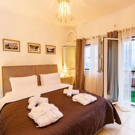 Yiannis Santorini * Φηρά